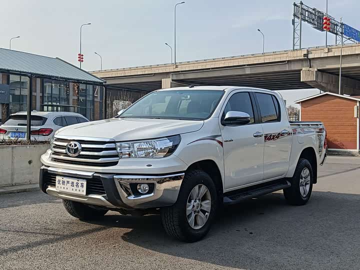 Toyota Hilux 2.7L Double-Cab Pickup
